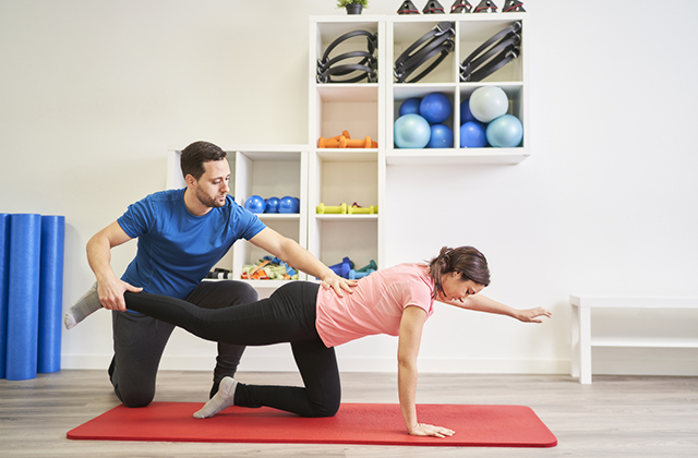 The pilates instructor gives indications on how to have the correct posture to avoid injuries